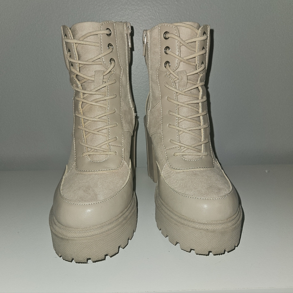 Madden Girl Beige Lace-Up Platform Lug Sole Boots - Size 9.5 - Picture 2 of 10